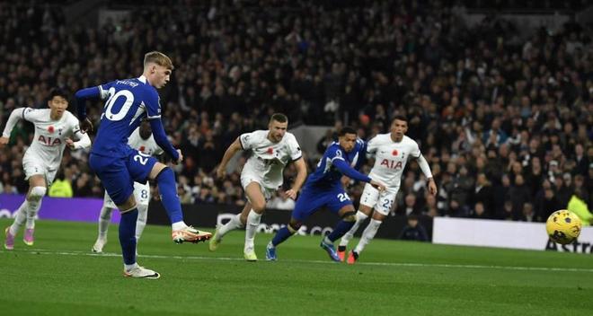 揭幕战温馨一幕！李春江受邀观看广厦总冠军颁奖仪式，受到热烈欢迎（揭幕夜暖心时刻：李春江受邀见证广厦加冕仪式，现场热烈欢迎）