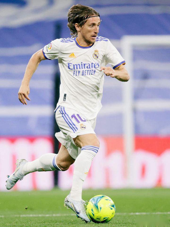 记者：莱奥周二接受核磁共振检查，结果显示无肌肉损伤（记者：莱奥周二核磁共振结果显示未见肌肉损伤）