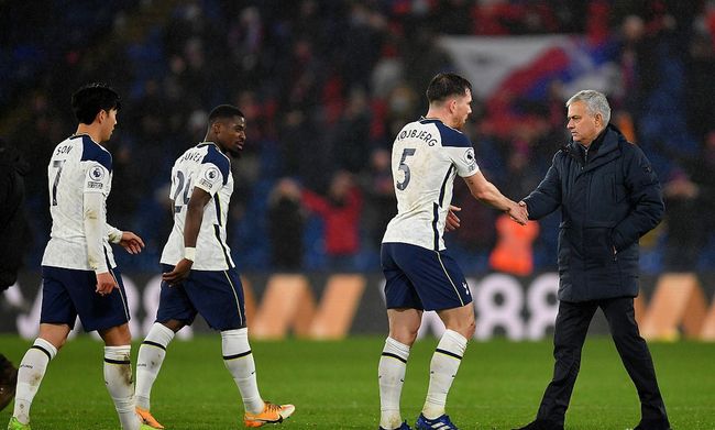 “罗马队友基情互动”，德罗西赛后新闻发布会被哲科亲吻（罗马队友展现兄弟情：哲科赛后发布会上亲吻德罗西）