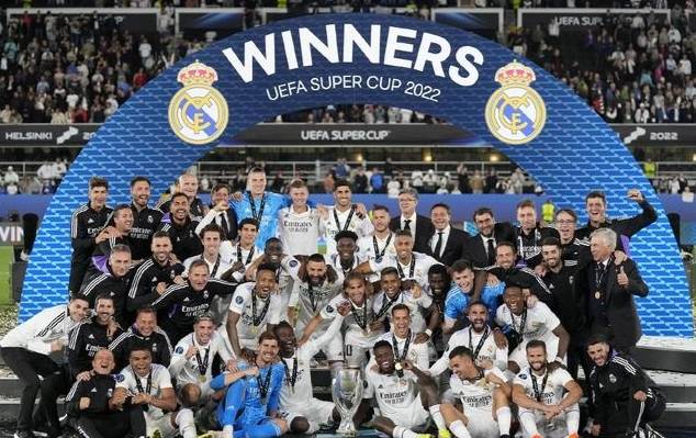 在与新西兰女足的友谊赛中，克尔受邀在一位球迷的孕肚上签名（友谊赛对阵新西兰女足，克尔受邀为球迷孕肚签名）