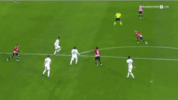 从手足无措到游刃有余，齐达内在公园学着踢毽子（齐达内在公园学踢毽子：从笨拙到娴熟）